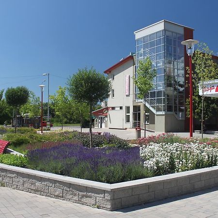 Hotel Dominika Братислава Екстериор снимка