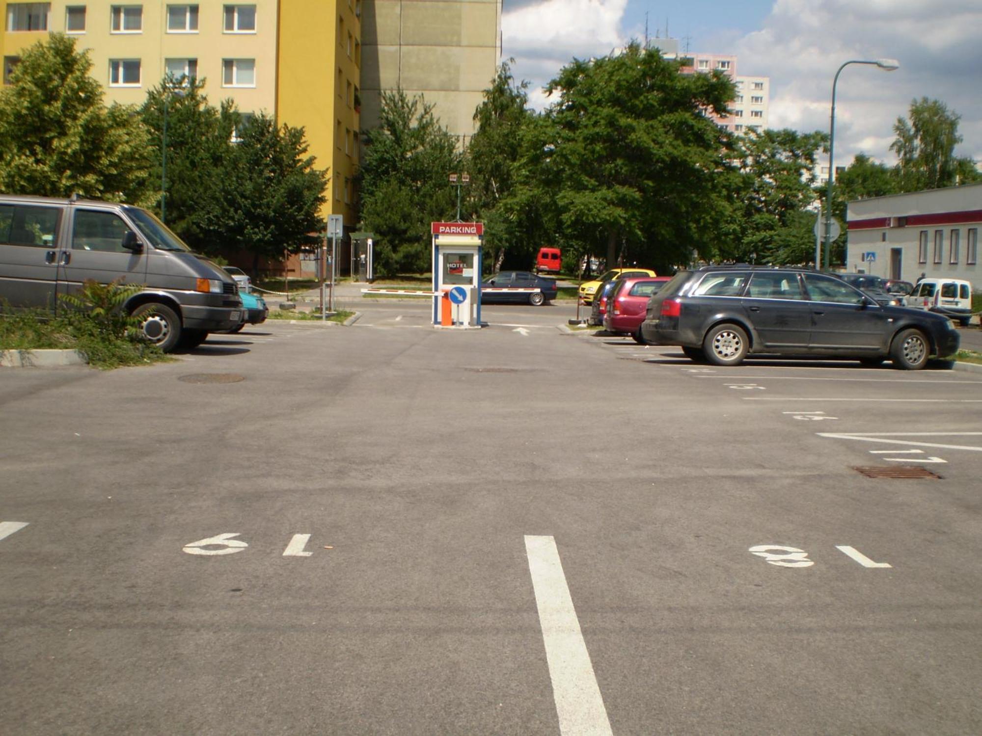 Hotel Dominika Братислава Екстериор снимка