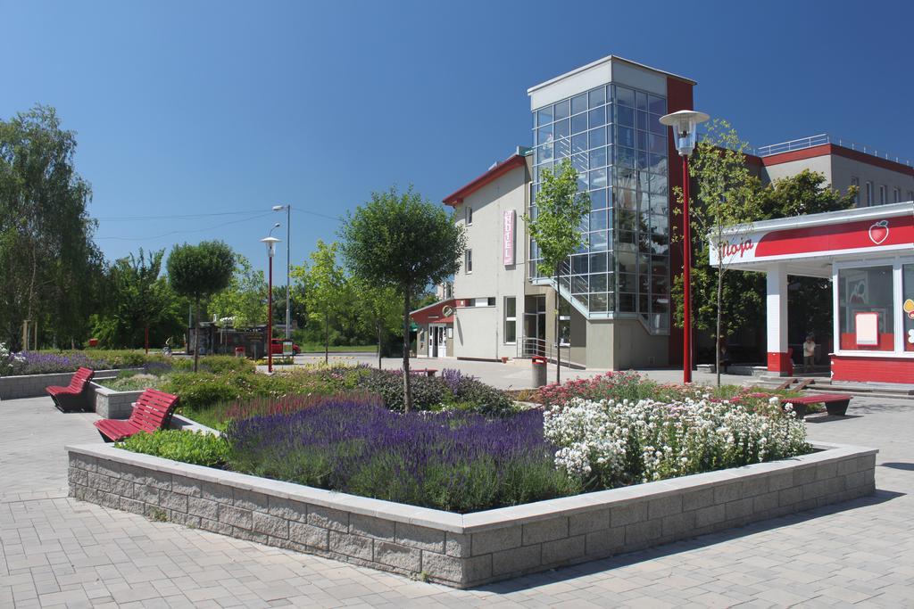 Hotel Dominika Братислава Екстериор снимка