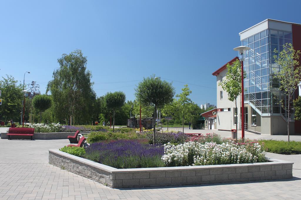 Hotel Dominika Братислава Екстериор снимка