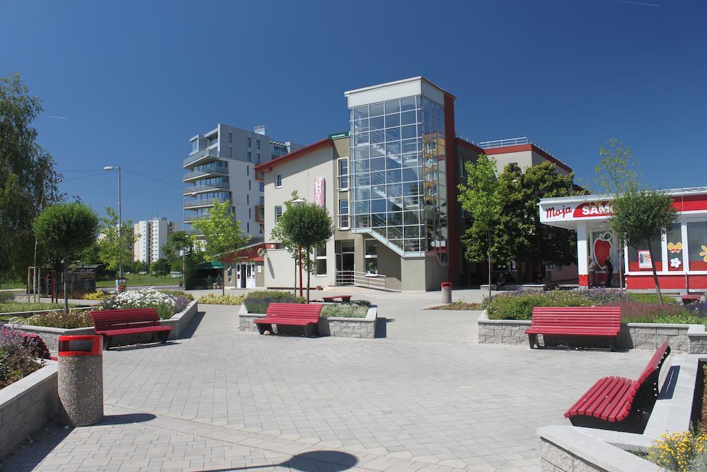 Hotel Dominika Братислава Екстериор снимка