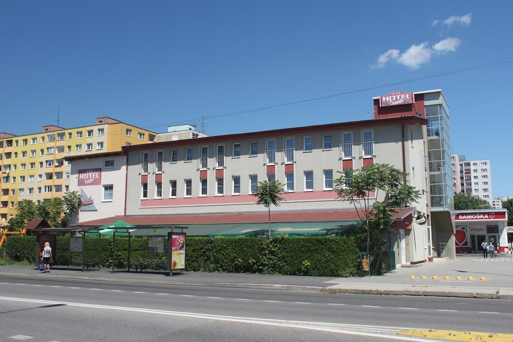 Hotel Dominika Братислава Екстериор снимка