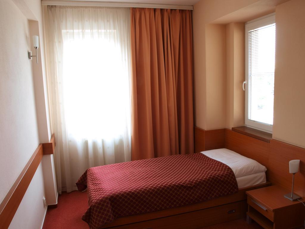 Hotel Dominika Братислава Екстериор снимка